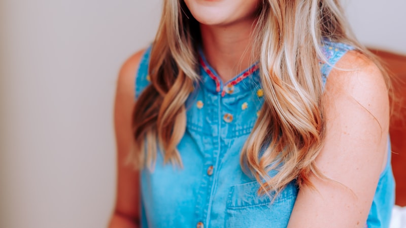 专家正在分析世界杯球队历史数据和战术板